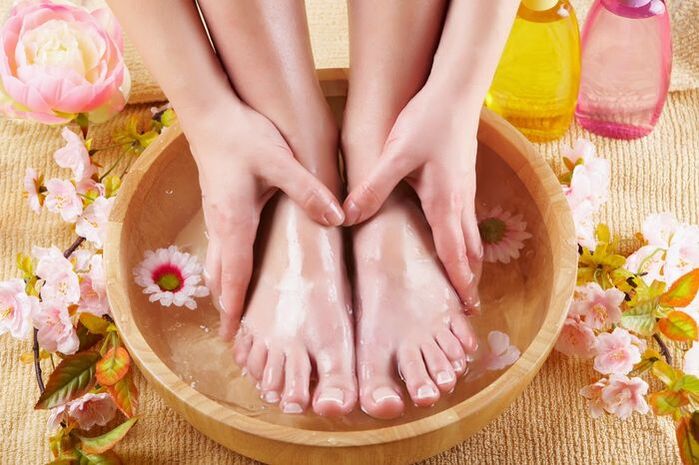 Baño de pés para fungos nas unhas